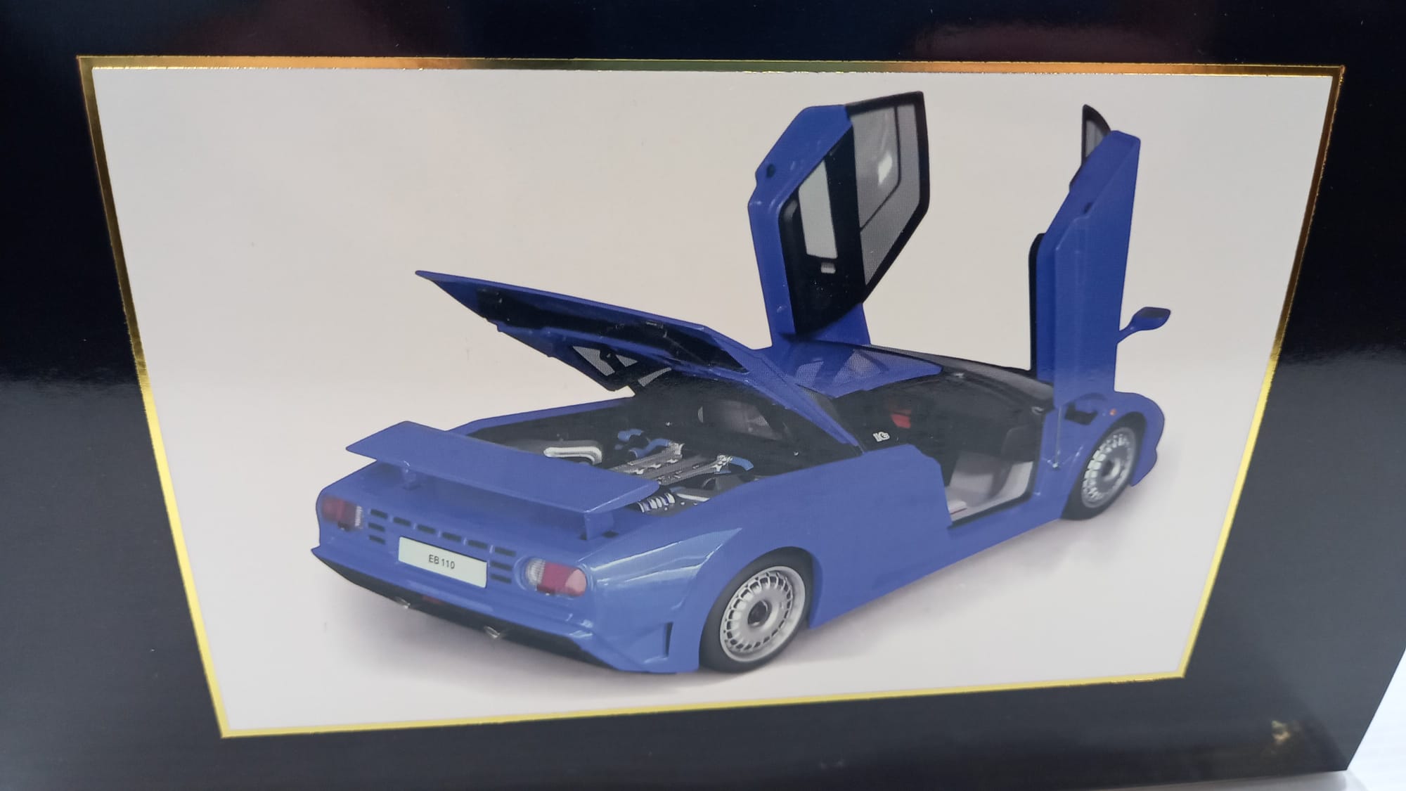 Illustrazione della scatola della Bugatti EB110 1991 Illustrazione della scatola della Bugatti EB110 1991