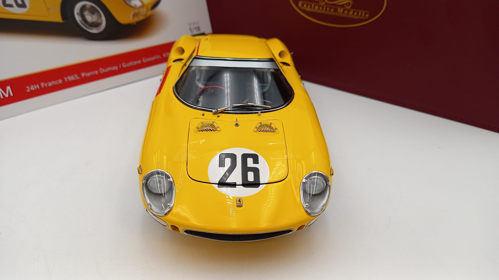 Dettaglio profilo frontale Ferrari 250 LM numero 21 Le Mans 1965 modellino CMC 1:18 Dettaglio profilo frontale Ferrari 250 LM numero 21 Le Mans 1965 modellino CMC 1:18