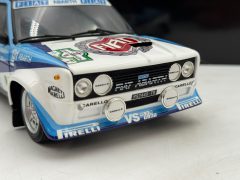 Fiat 131 Abarth numero 1 bianca e azzurra vincitrice Rally Costa Smeralda 1981 Alen scala 1:18 Kyosho Fiat 131 Abarth numero 1 bianca e azzurra vincitrice Rally Costa Smeralda 1981 Alen scala 1:18 Kyosho